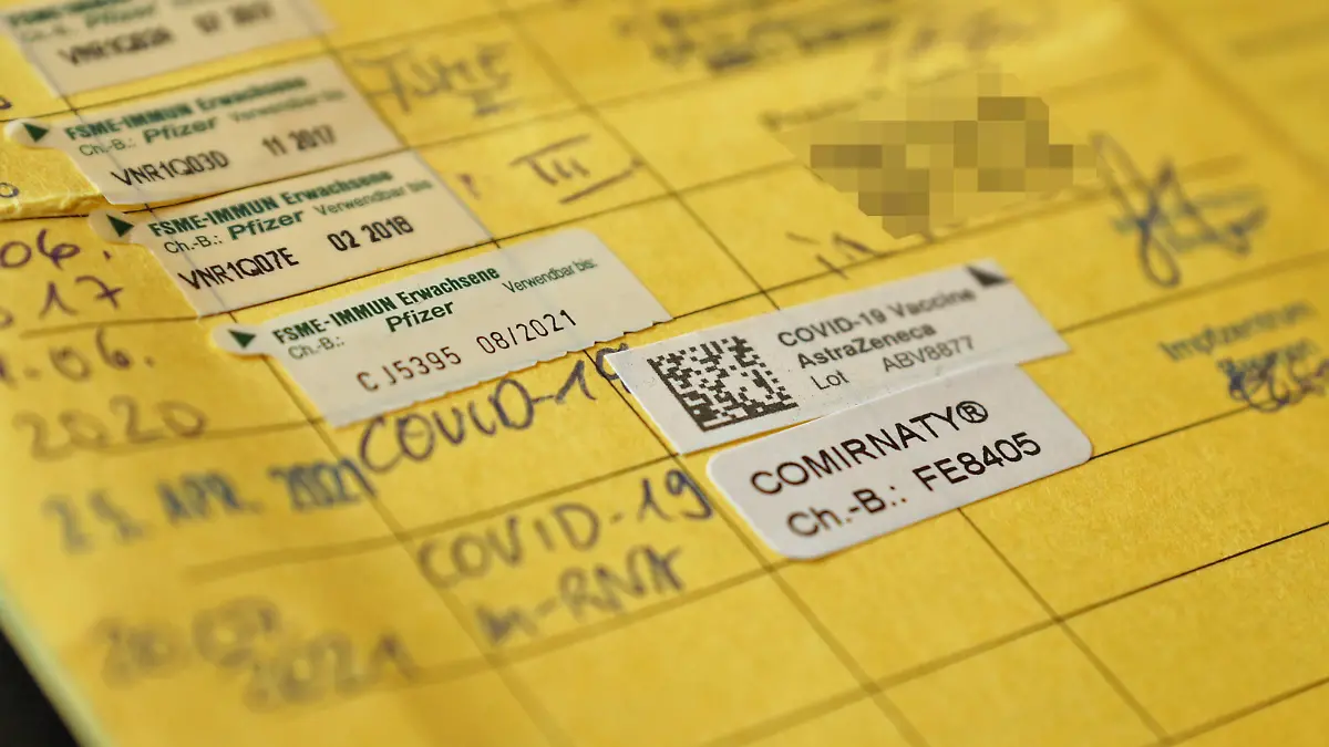 Impfpass mit Aufklebern für Covid-19-Kreuzimpfung mit den Impfstoffen AstraZeneca und Biontech, verabreicht im Bremer Impfzentrum. *** Vaccination certificate with stickers for Covid 19 cross vaccination with AstraZeneca and Biontech vaccines, administered at the Bremen Vaccination Centre