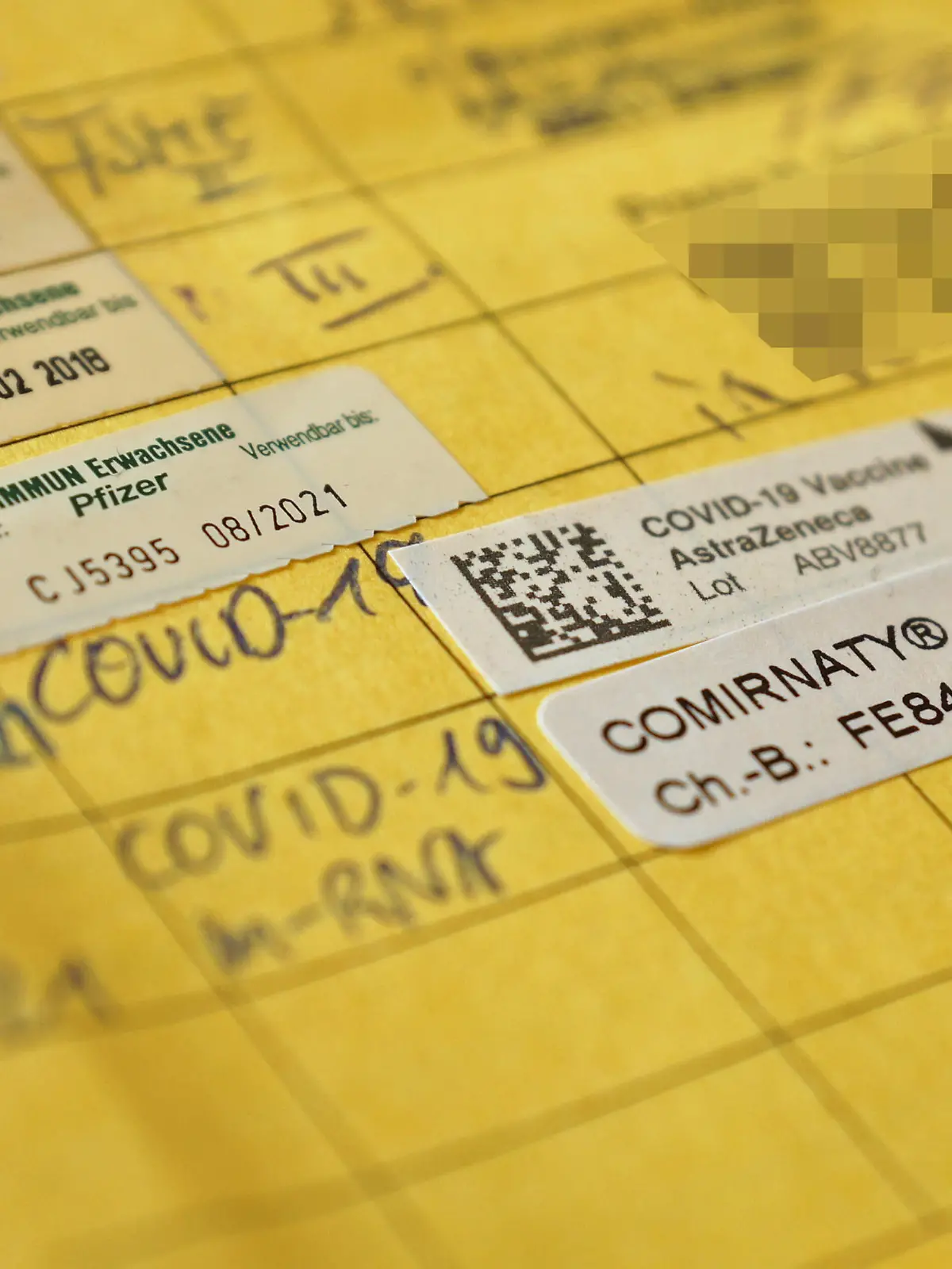  Impfpass mit Aufklebern für Covid-19-Kreuzimpfung mit den Impfstoffen AstraZeneca und Biontech, verabreicht im Bremer Impfzentrum. *** Vaccination certificate with stickers for Covid 19 cross vaccination with AstraZeneca and Biontech vaccines, administered at the Bremen Vaccination Centre