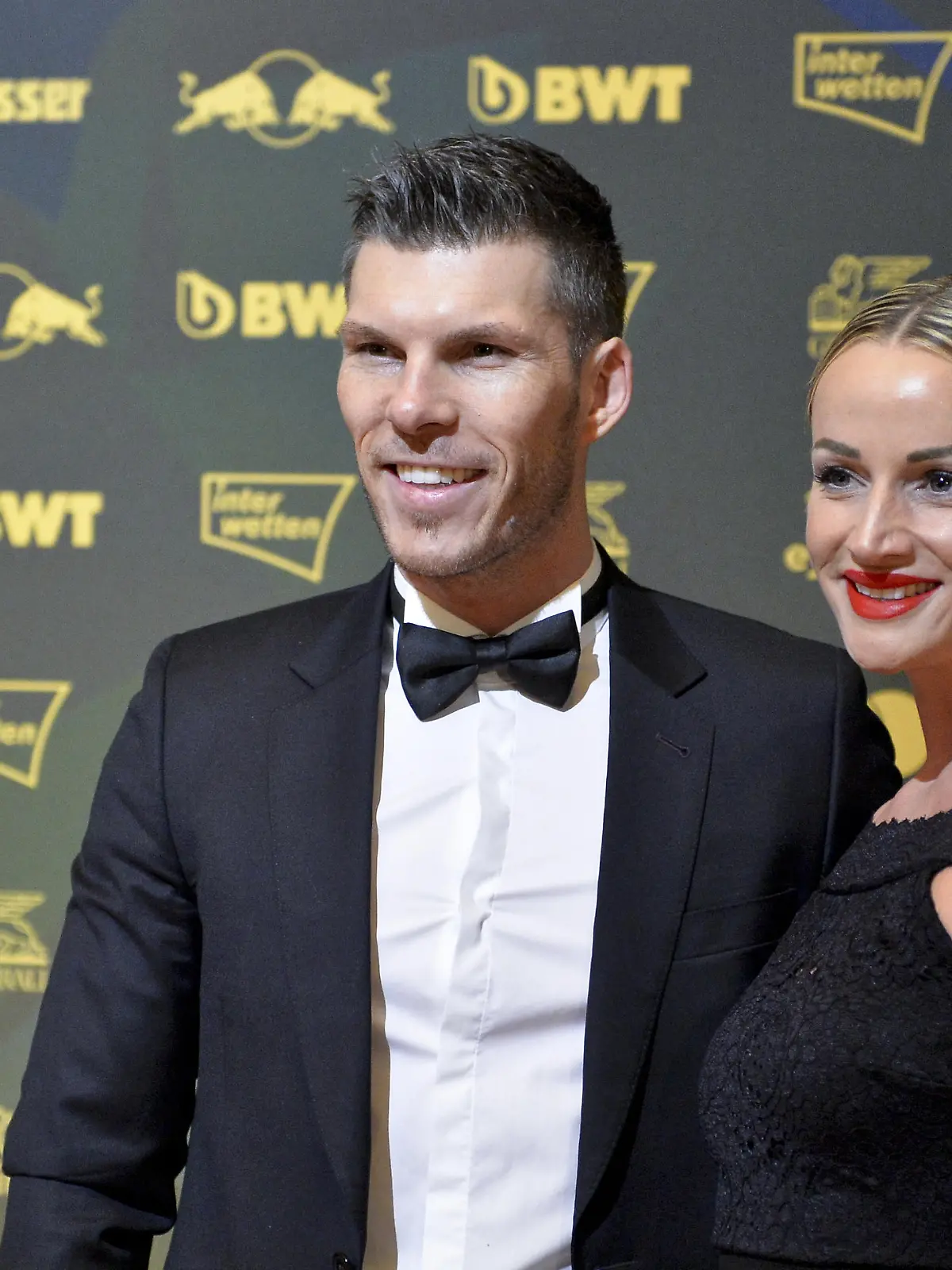 ABD0335_20190126 - KITZBÜHEL - ÖSTERREICH: Runtastic-Gründer Florian Gschwandtner (L) und Begleitung am Samstag, 26. Jänner 2019, im Rahmen der "KitzRaceParty 2019" in Kitzbühel. - FOTO: APA/HERBERT NEUBAUER