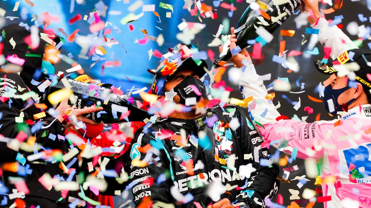2020 Turkish GP ISTANBUL PARK, TURKEY - NOVEMBER 15: Sergio Perez, Racing Point, 2nd position, pours Champagne over 7 times world champion Lewis Hamilton, Mercedes-AMG Petronas F1, 1st position, on the podium during the Turkish GP at Istanbul Park on Sunday November 15, 2020, Turkey. Photo by Steven Tee / LAT Images Images PUBLICATIONxINxGERxSUIxAUTxHUNxONLY GP2014_131617_2ST7213 