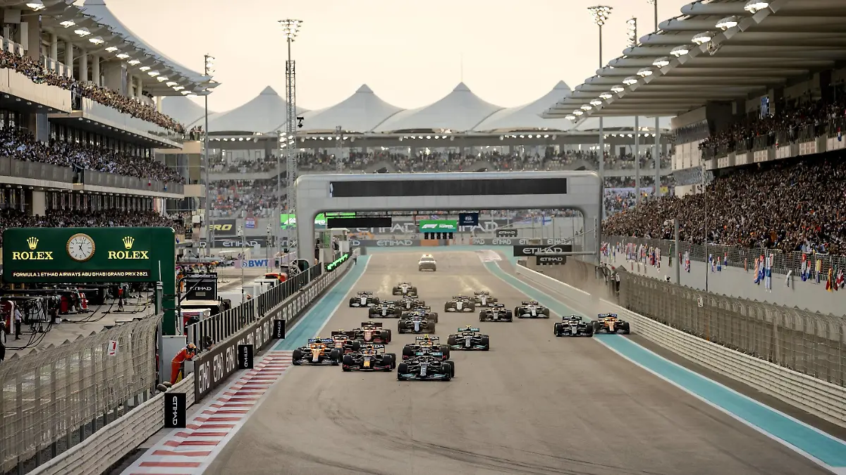 ABU DHABI - Max Verstappen l of Red Bull Racing and Lewis Hamilton of Mercedes during the start of the Abu Dhabi Grand Prix at Yas Marina Circuit on December 12, 2021 in Abu Dhabi, United Arab Emirates. REMKO DE WAAL F1 Grand Prix 2021 xVIxANPxSportx/xxANPxIVx *** ABU DHABI Max Verstappen l of Red Bull Racing and Lewis Hamilton of Mercedes during the start of the Abu Dhabi Grand Prix at Yas Marina Circuit on December 12, 2021 in Abu Dhabi, United Arab Emirates REMKO DE WAAL F1 Grand Prix 2021 xVIxANPxSportx xxANPxIVx 441977842 