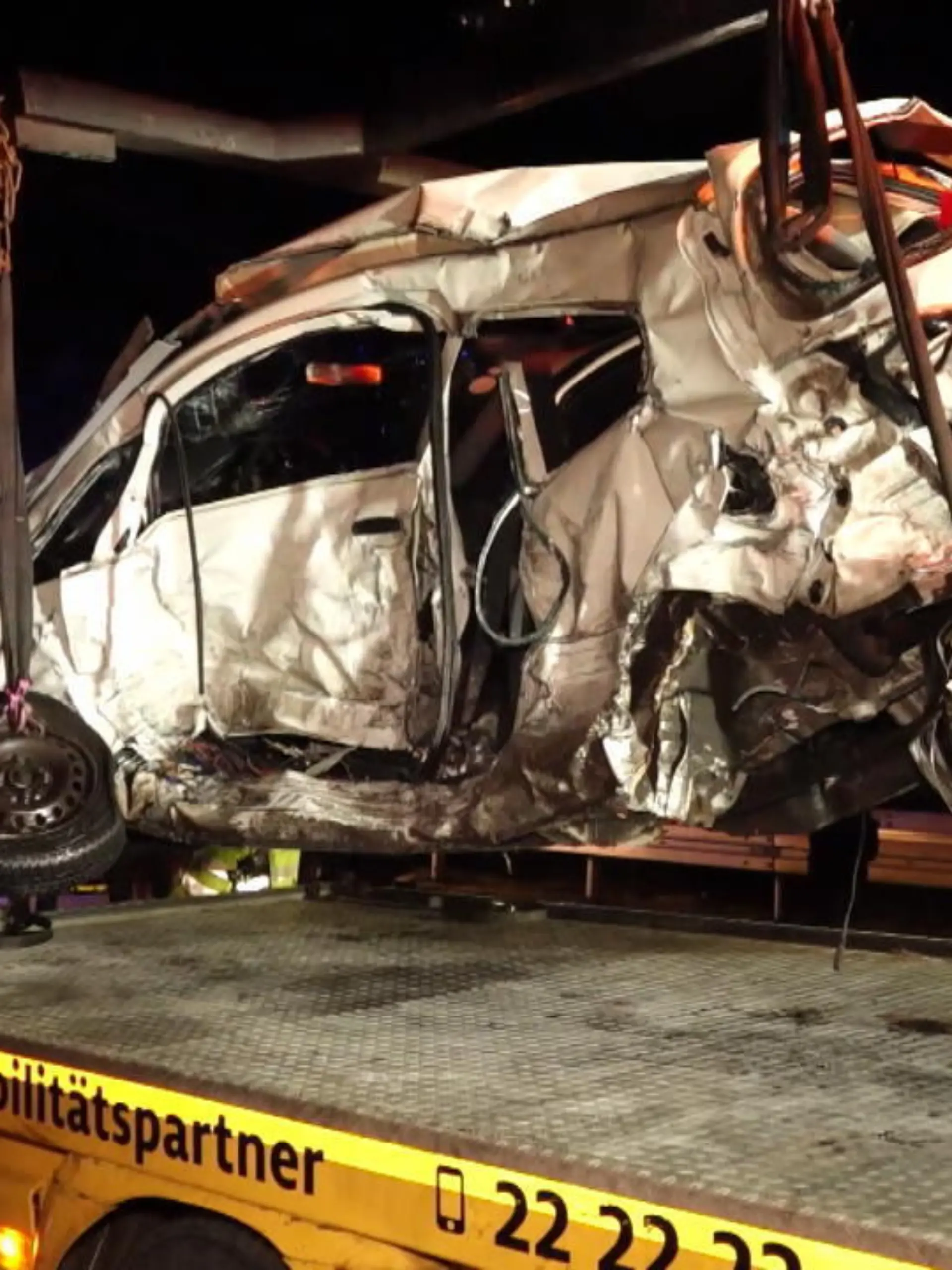 Bei einem schweren Verkehrsunfall am Sonntagabend wurde ein Autofahrer getötet, zwei weitere erlitten Schwere Verletztungen.
Der folgenschwere Zusammenstoß ereignete sich gegen 1830 Uhr auf der A9 in Brandenburg. Angeblich soll ein Pritschenwagen einen Kleinwagen gerammt haben, weshalb beide Fahrzeuge rund 50m über die Fahrbahn schleuderten