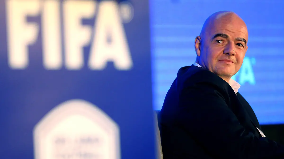 ARCHIV - 19.11.2021, Sri Lanka, Colombo: FIFA-Präsident Gianni Infantino nimmt an einer Pressekonferenz teil. (zu dpa: «FIFA-«Weltgipfel» zur Zukunft des Fußballs - Streitthema WM ») Foto: Pradeep Dambarage/ZUMA Press Wire/dpa +++ dpa-Bildfunk +++