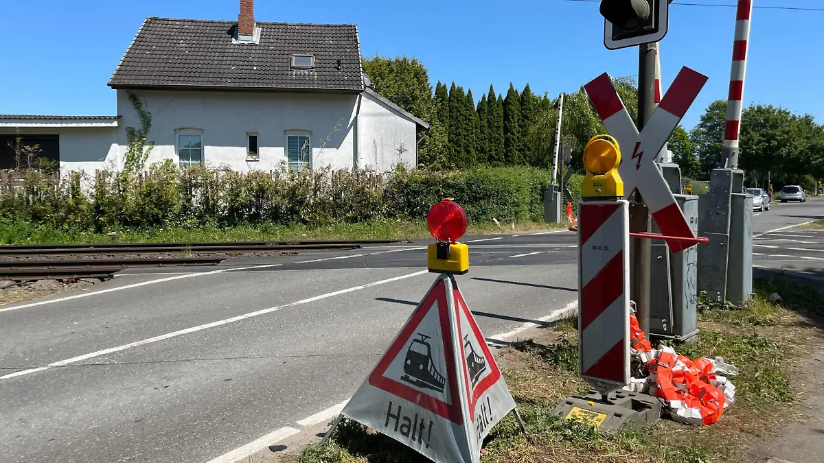 Der Bahnübergang in der Straße Stoverseegen am Tag nach dem Unfall.