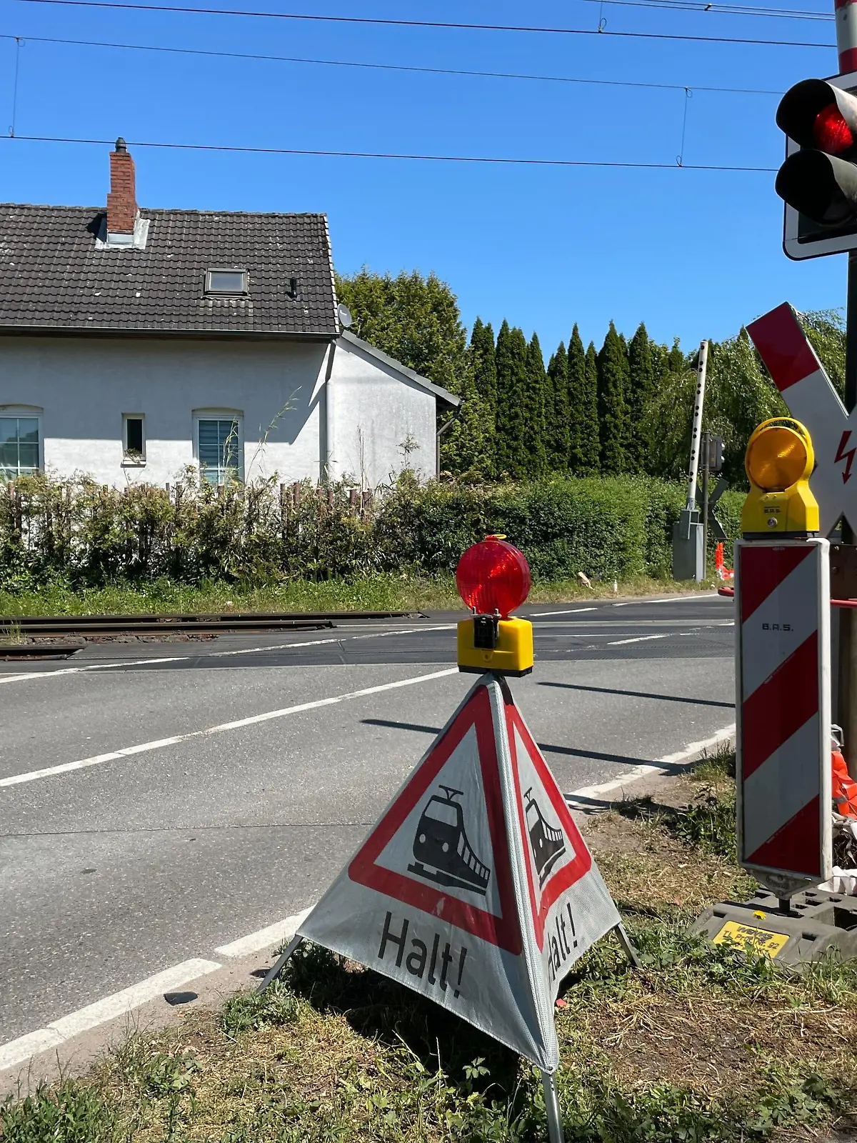 Der Bahnübergang in der Straße Stoverseegen am Tag nach dem Unfall.