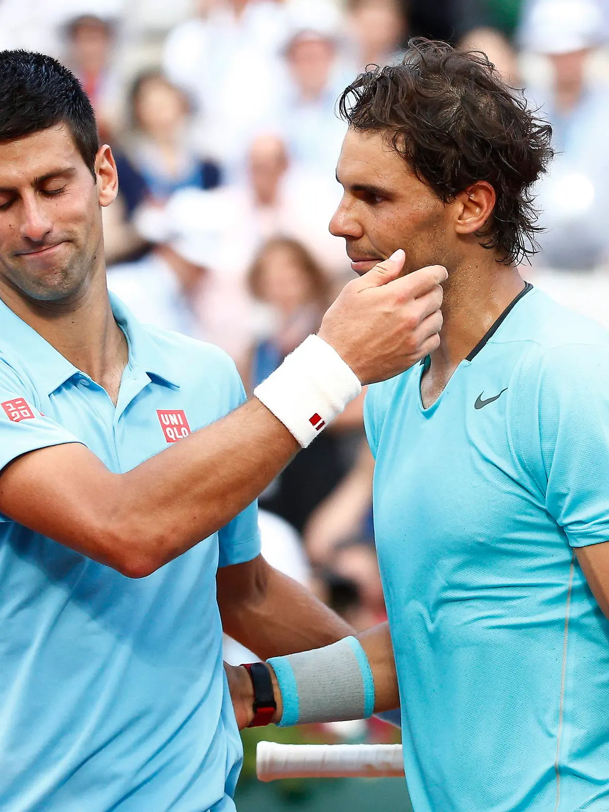 epa04245354 Rafael Nadal of Spain (R) at the net with Novak Djokovic of Serbia whom he defeated in the men's final of the French Open tennis tournament at Roland Garros in Paris, France, 08 June 2014. EPA/ETIENNE LAURENT +++(c) dpa - Bildfunk+++