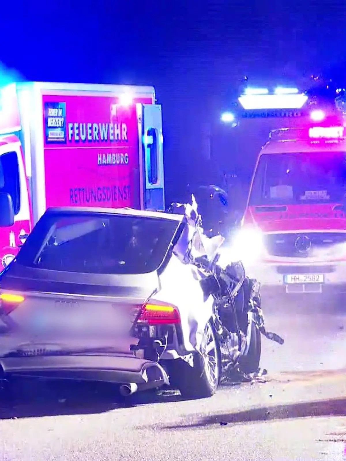 In diesem Wrack wird der Bruder des Angeklagten eingequetscht und tödlich verletzt. Er stirbt noch am Unfallort.