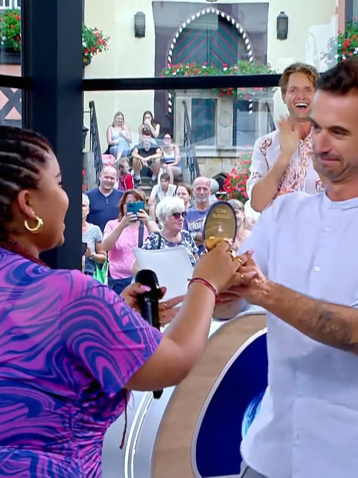Mit ihrer Performance flasht Abigail die DSDS-Jury und bekommt von Florian Silbereisen die goldene CD und damit das Ticket für den Auslandsrecall.