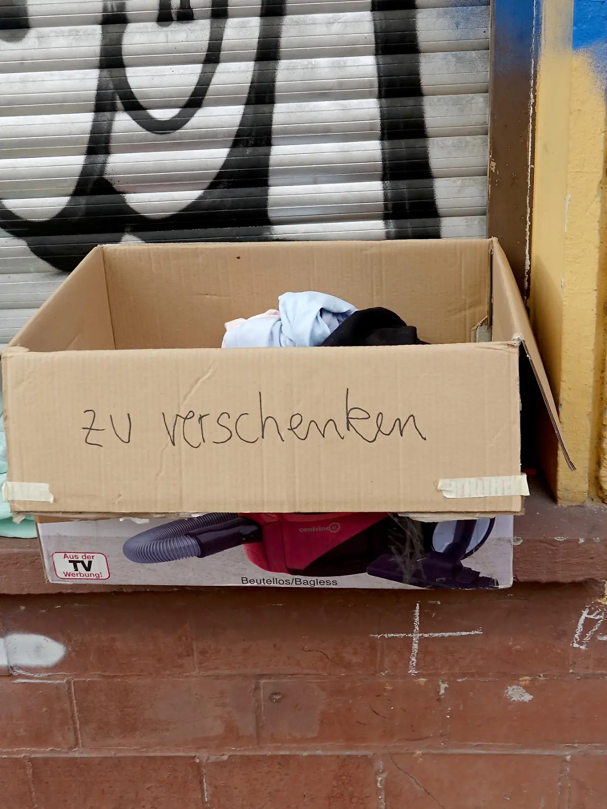 Die einen freut’s, die anderen ärgert’s: Immer öfter stehen Kartons mit Secondhand-Kram auf dem Gehweg oder an Haustüren. Kleidung, Möbel, Bücher - alles Mögliche ist dabei. Und alles zu verschenken! In Berlin soll der "Kram" aber jetzt nicht mehr auf der Straße herumstehen, sondern in einer Art Packstation, sogenannten "Kiez-Lockern". Im Video sehen Sie, wie das funktionieren soll.