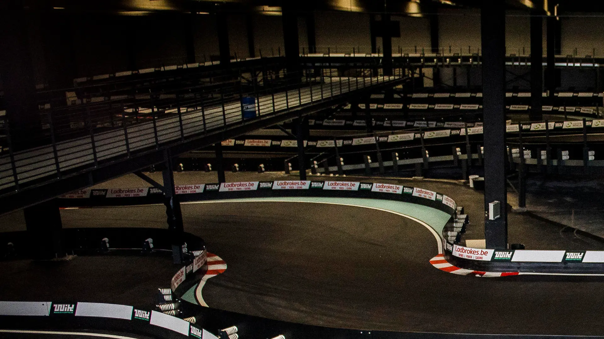 Karts stehen am 12.02.2017 in Wavre (Belgien) auf einer Indoor-Kartbahn. Etwa 70 Personen haben auf dem Gelände der Kartbahn eine Kohlenmonoxid-Vergiftung erlitten. Fünf Menschen wurden bei dem Vorfall am Samstagabend schwer vergiftet, zwölf Personen mittelstark, der Rest leicht, wie die Nachrichtenagentur Belga berichtete. (zu dpa «Dutzende Verletzte durch Kohlenmonoxid auf belgischer Kartbahn» vom 12.02.2017) Foto: Laurie Dieffembacq/BELGA/dpa +++(c) dpa - Bildfunk+++