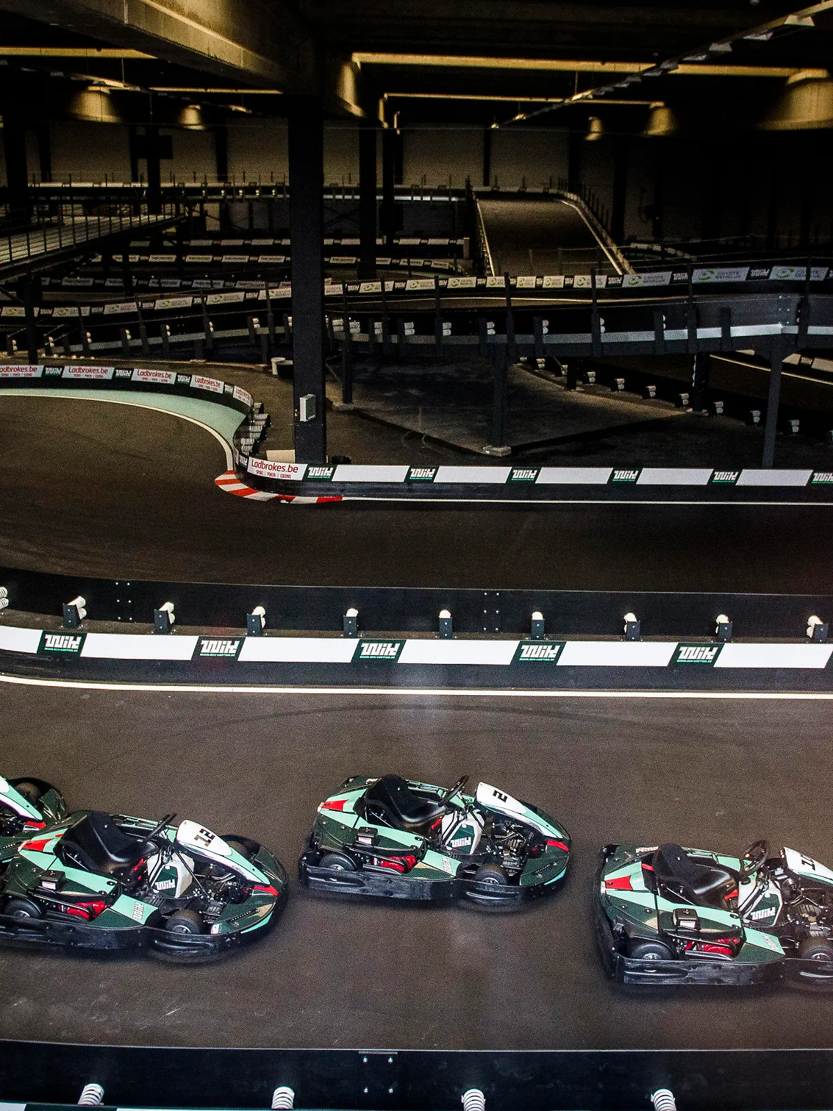 Karts stehen am 12.02.2017 in Wavre (Belgien) auf einer Indoor-Kartbahn. Etwa 70 Personen haben auf dem Gelände der Kartbahn eine Kohlenmonoxid-Vergiftung erlitten. Fünf Menschen wurden bei dem Vorfall am Samstagabend schwer vergiftet, zwölf Personen mittelstark, der Rest leicht, wie die Nachrichtenagentur Belga berichtete. (zu dpa «Dutzende Verletzte durch Kohlenmonoxid auf belgischer Kartbahn» vom 12.02.2017) Foto: Laurie Dieffembacq/BELGA/dpa +++(c) dpa - Bildfunk+++