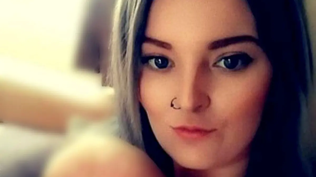 SONDERKONDITIONEN: Satzpreis!
Zu mildes Urteil: Hannah Butler fordert für den Tod ihrer Tochter Jessica Dalgleish eine höhere Haftstrafe  --   **Sent under embargo - no use before 14.00 GMT January 16 2022**
Hannah Butler, 29, and her daughter, Jessica Dalgleish. See SWNS story SWFTjessica. The mother of a three-year-old who was brutally killed by her stepdad after she refused to eat lunch has slammed his 'incredibly lenient' sentence. Hannah Butler, 29, was left shocked when Paul Marsh, 27 - who was found guilty of manslaughter - was handed an 11 year sentence - of which she says he will 'likely serve just six years'. Residential home carer, Marsh, had beaten little Jessica Dalgleish, while her mum was at work covering a shift he had called in sick for. He became angry after she wouldn't eat a ham sandwich while he was trying to watch football scores on Sky Sports.  

  / action press