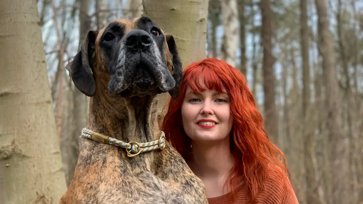 Dogge Tyras mit Besitzerin Aleksandra Markianova