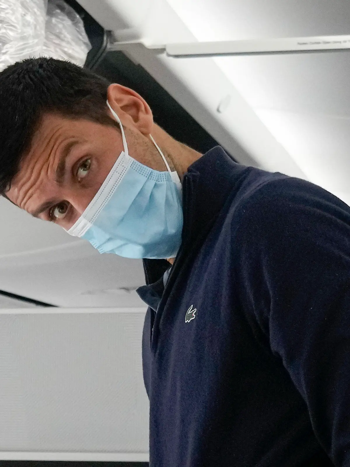 17.01.2022, Vereinigte Arabische Emirate, Dubai: Novak Djokovic bereitet sich in Dubai, Vereinigte Arabische Emirate darauf vor, seinen Platz im Flugzeug nach Belgrad einzunehmen. Djokovic wurde am Sonntag aus Australien abgeschoben, nachdem er einen Antrag verloren hatte, im Land zu bleiben, um seinen Australian-Open-Titel zu verteidigen, obwohl er nicht gegen COVID-19 geimpft war. Foto: Darko Bandic/AP/dpa +++ dpa-Bildfunk +++