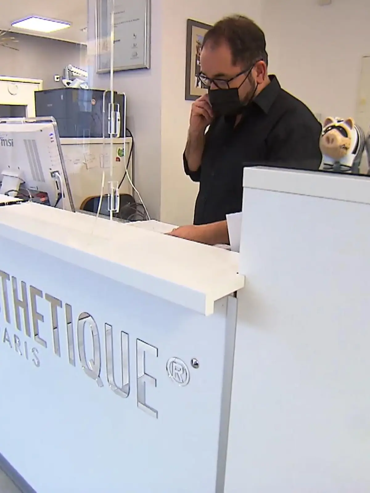Ein voller Salon – das ist für Friseurmeister Thomas Herrmann aus Kassel aktuell nur ein ferner Wunsch. Durch die in Hessen eingeführte 3G-Regelung für Friseure sagen immer mehr Kunden ihre Termine ab. Für den Friseurmeister bedeutet das 20 Prozent weniger Umsatz. Um Kosten zu sparen hat er seine Mitarbeiter in Kurzarbeit geschickt. Doch das Kurzarbeitergeld wird ihm nicht ausbezahlt. Der absurde Grund: die Terminabsagen und der damit eingehende Umsatzrückgang wären sein „Betriebsrisiko“.