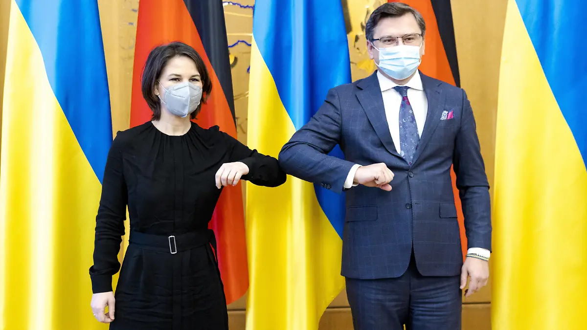 Annalena Baerbock, Bundesaussenministerin, trifft Dmytro Kuleba, Minister fuer Auswaertige Angelegenheiten der Ukraine, zum Gespraech in Kiew, 17.01.2022. Kiew Ukraine *** Annalena Baerbock, German Foreign Minister, meets Dmytro Kuleba, Minister of Foreign Affairs of Ukraine, for talks in Kiev, 17 01 2022 Kiev Ukraine Copyright: xJaninexSchmitz/photothek.dex 