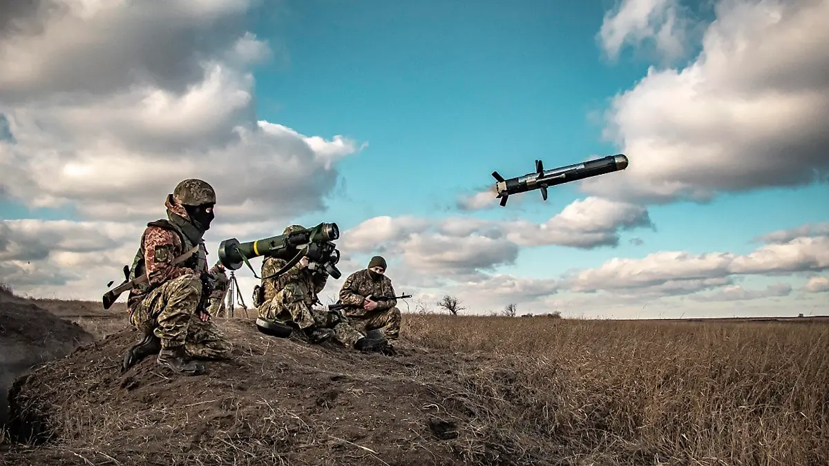 HANDOUT - 23.12.2021, Ukraine, Donezk: Auf diesem vom Pressedienst des ukrainischen Verteidigungsministeriums veröffentlichten Foto benutzen ukrainische Soldaten während einer Militärübung in der Region Donezk eine Abschussvorrichtung mit einer US-Javelin-Rakete. Foto: Uncredited/Ukrainian Defense Ministry Press Service/AP/dpa - ACHTUNG: Nur zur redaktionellen Verwendung im Zusammenhang mit der aktuellen Berichterstattung und nur mit vollständiger Nennung des vorstehenden Credits +++ dpa-Bildfunk +++