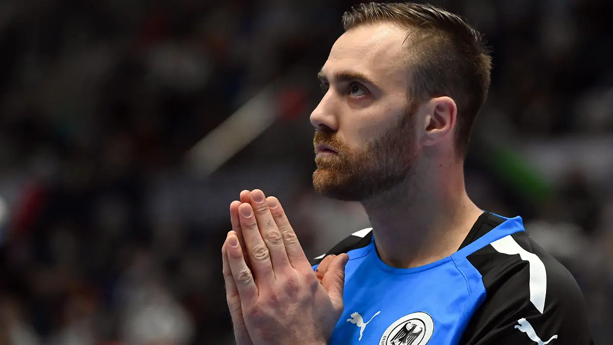14.01.2022, Slowakei, Bratislava: Handball, Europameisterschaft, Deutschland - Belarus, Vorrunde, Gruppe D, 1. Spieltag. Deutschlands Torwart Andreas Wolff reagiert auf den Spielverlauf. Foto: Marijan Murat/dpa +++ dpa-Bildfunk +++