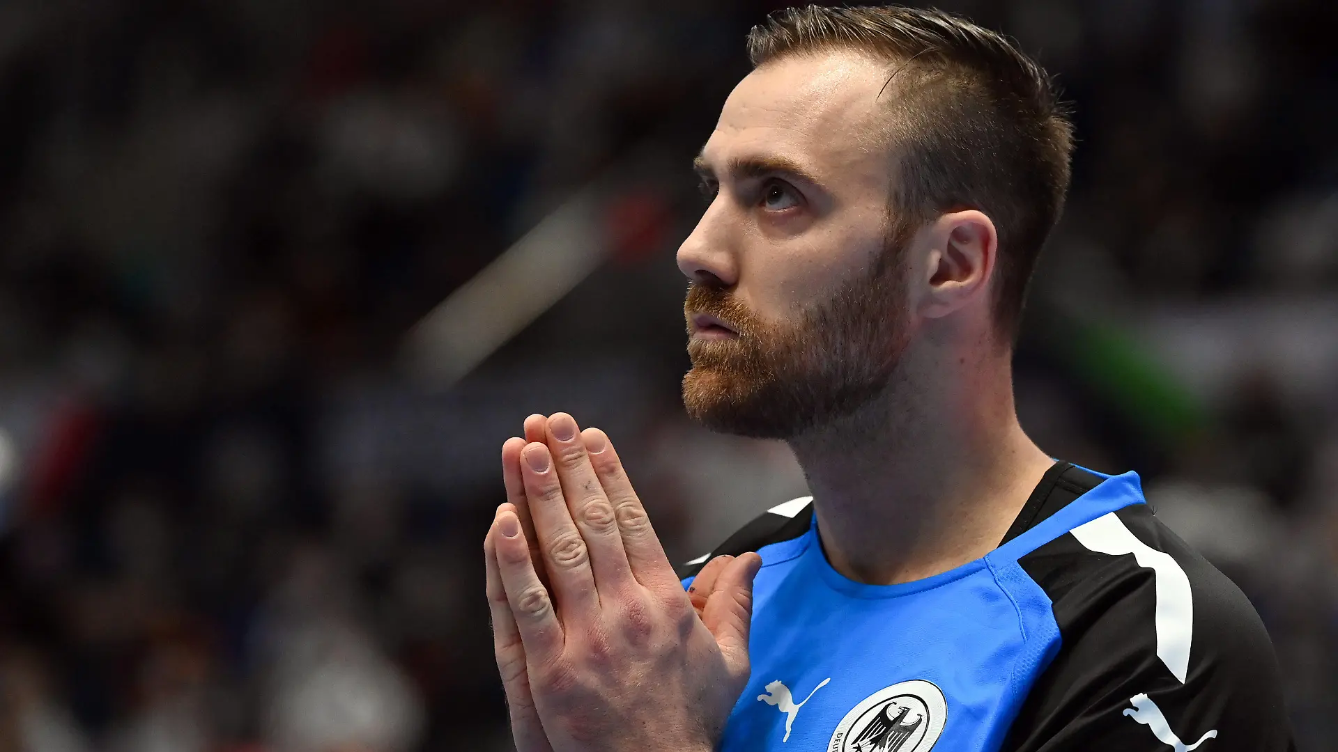 14.01.2022, Slowakei, Bratislava: Handball, Europameisterschaft, Deutschland - Belarus, Vorrunde, Gruppe D, 1. Spieltag. Deutschlands Torwart Andreas Wolff reagiert auf den Spielverlauf. Foto: Marijan Murat/dpa +++ dpa-Bildfunk +++