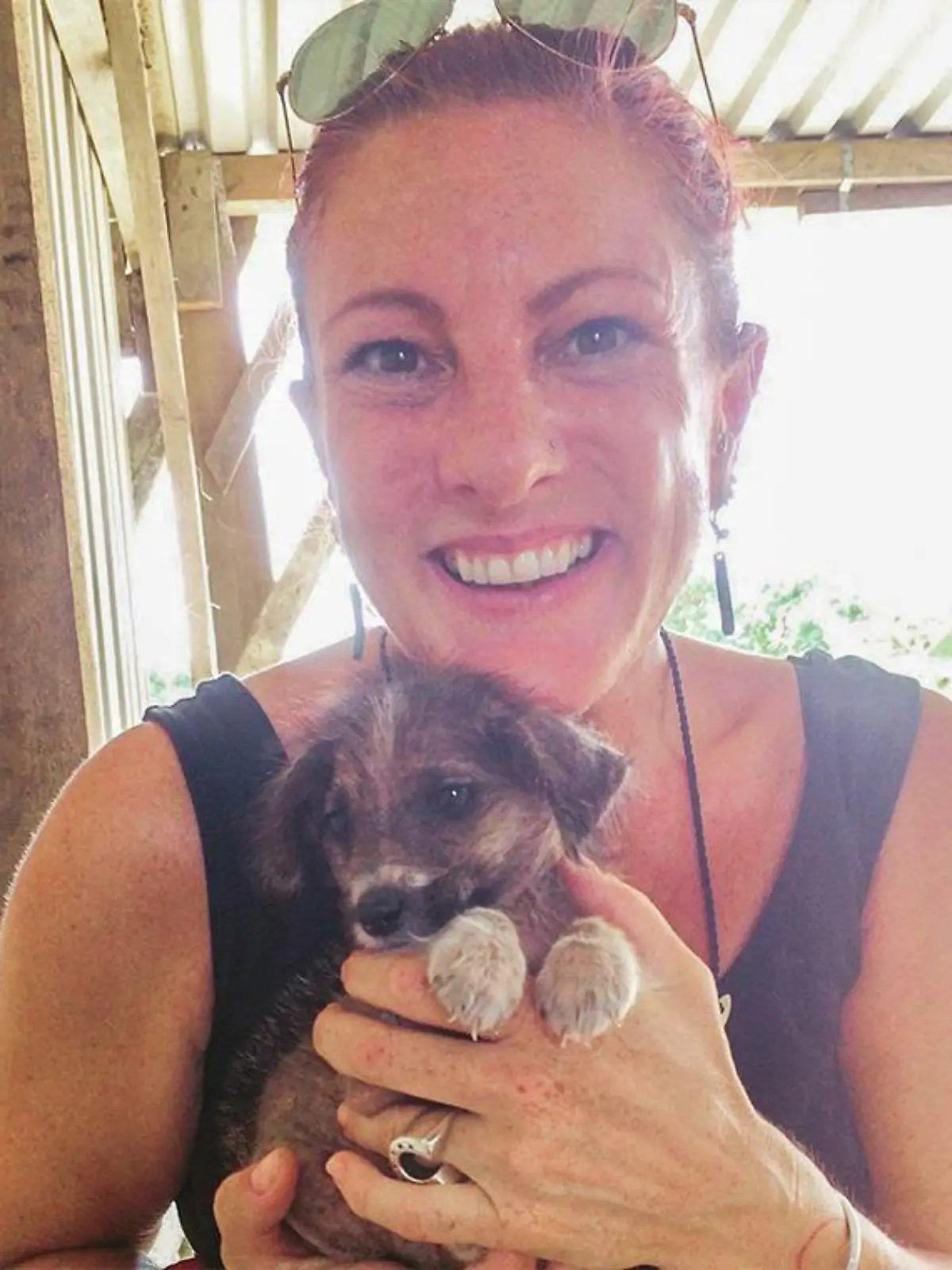 Angela lebte auf Tonga und kümmerte sich dort um Hunde. Beim Tsunami nach einem Vulkanausbruch kam sie ums Leben.