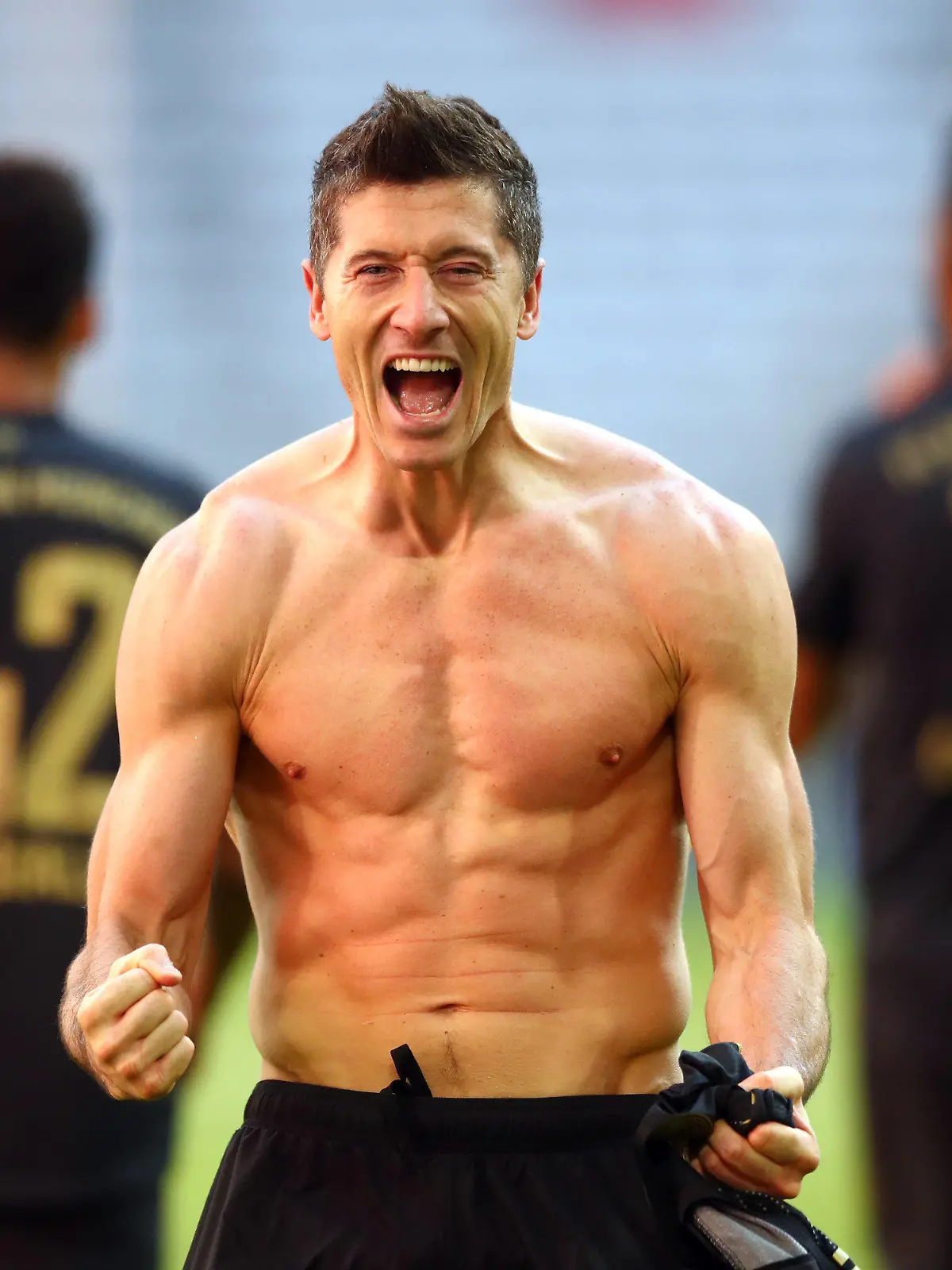 ARCHIV - 22.05.2021, Bayern, München: Fußball: Bundesliga, FC Bayern München - FC Augsburg, 34. Spieltag in der Allianz-Arena. Münchens Robert Lewandowski bejubelt sein Tor zum 5:2.  Robert Lewandowski vom FC Bayern München ist erneut Deutschlands Fußballer des Jahres. Foto: Matthias Schrader/AP-Pool/dpa +++ dpa-Bildfunk +++