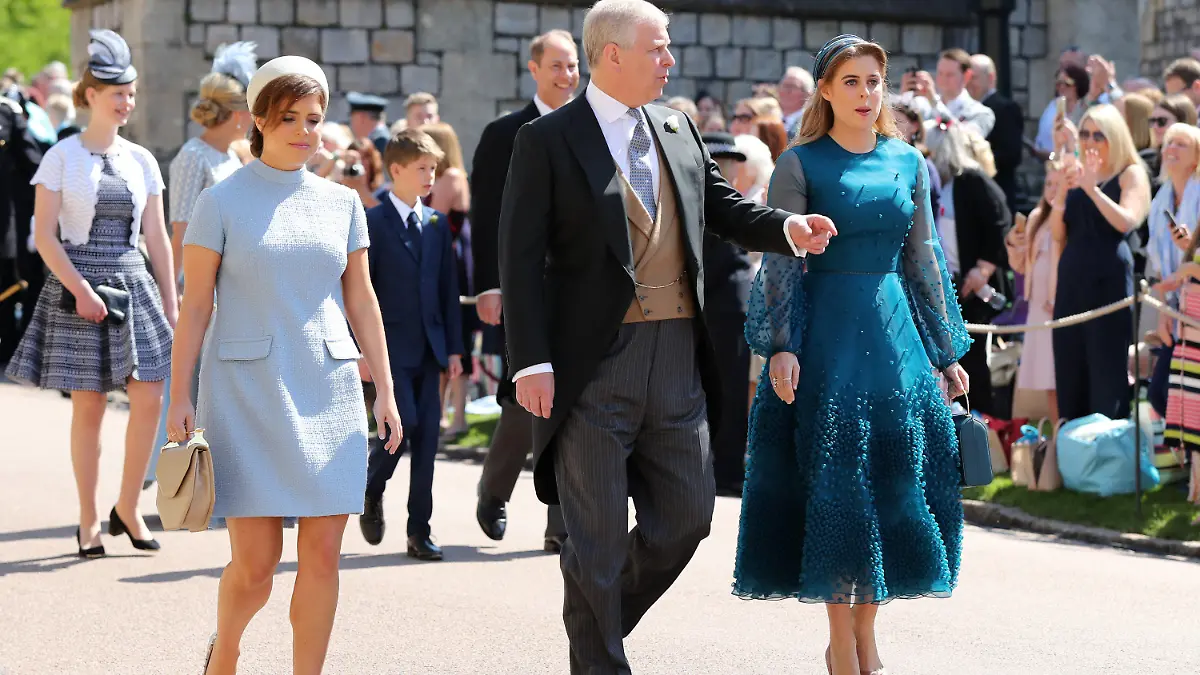 19.05.2018, Großbritannien, Windsor: Prinzessin Eugenie, Prinz Andrew und Prinzessin Beatrice kommen zur St.-Georgs-Kapelle. Prinz Harry of Wales heiratet Meghan Markle. Foto: Gareth Fuller/PA Wire/dpa +++ dpa-Bildfunk +++