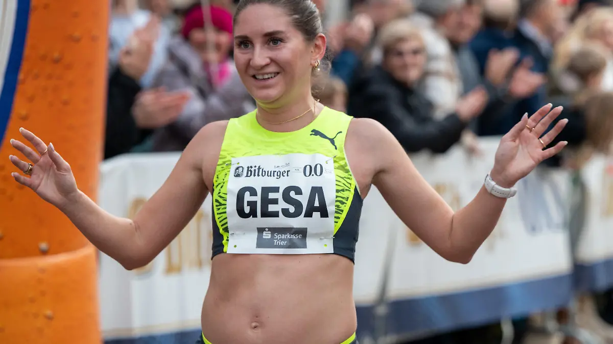31.12.2022, Rheinland-Pfalz, Trier: Die schwangere Gesa Krause (Silvesterlauf Trier) läuft beim Silvesterlauf in Trier ins Ziel. Foto: Harald Tittel/dpa +++ dpa-Bildfunk +++