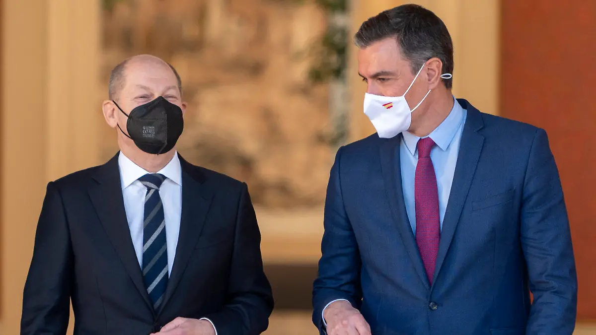 17.01.2022, Spanien, Madrid: Bundeskanzler Olaf Scholz (SPD, l) und Pedro Sánchez, Regierungschef von Spanien, bei ihrer Ankunft zu einer Pressekonferenz nach ihrem Treffen und Arbeitsessen im Moncloa-Palast. Foto: Alberto Ortega/EUROPA PRESS/dpa +++ dpa-Bildfunk +++