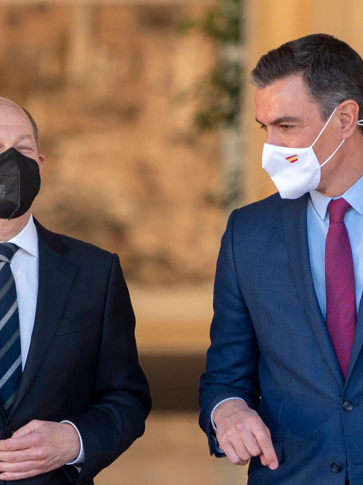 17.01.2022, Spanien, Madrid: Bundeskanzler Olaf Scholz (SPD, l) und Pedro Sánchez, Regierungschef von Spanien, bei ihrer Ankunft zu einer Pressekonferenz nach ihrem Treffen und Arbeitsessen im Moncloa-Palast. Foto: Alberto Ortega/EUROPA PRESS/dpa +++ dpa-Bildfunk +++