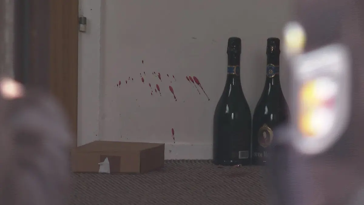 Blut im Hausflur - der brutale Angreifer zückte ein Messer und verletzte die Frau schwer am Hals. Sie wollte gerade etwas aus dem Briefkasten holen, als der Täter zuschlug. Der Unbekannte soll als Paketbote verkleidet gewesen sein.