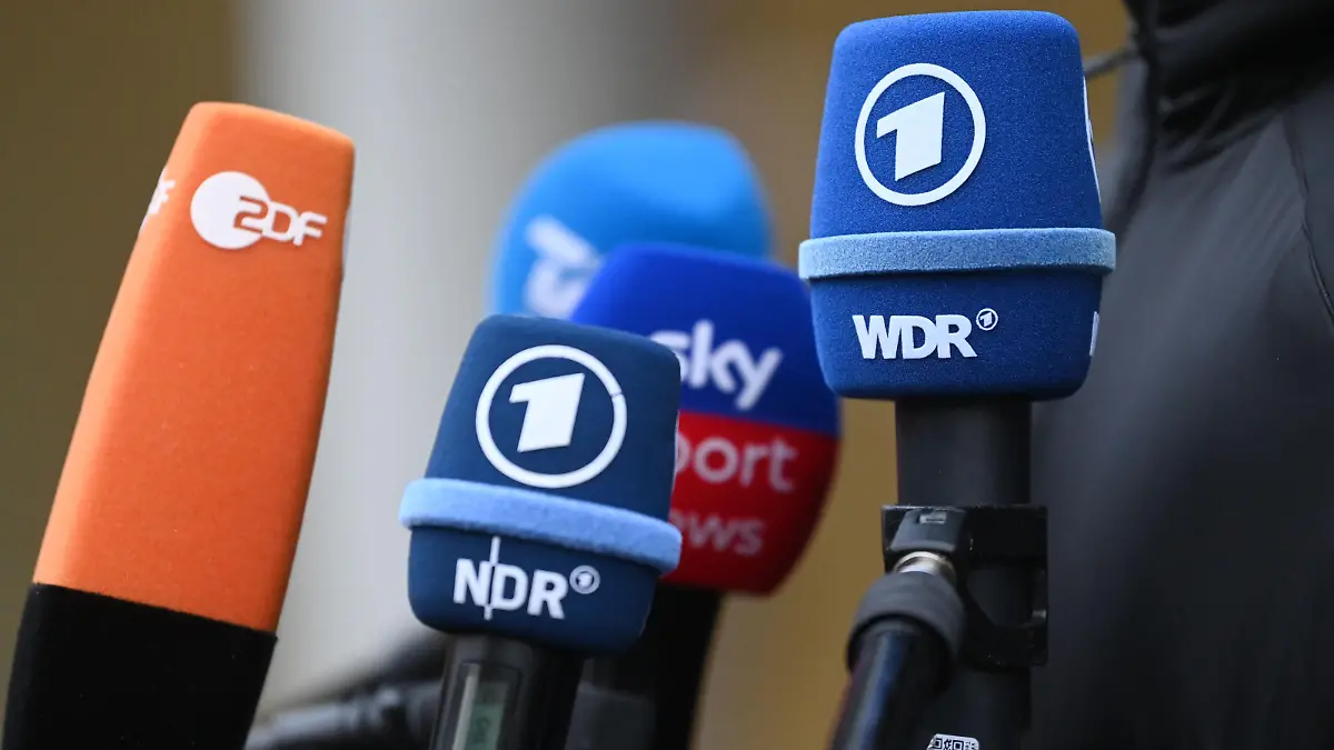 Mikrofone sind während einem Medientermin vor dem Mannschaftshotel der deutschen Handball-Nationalmannschaft zu sehen.