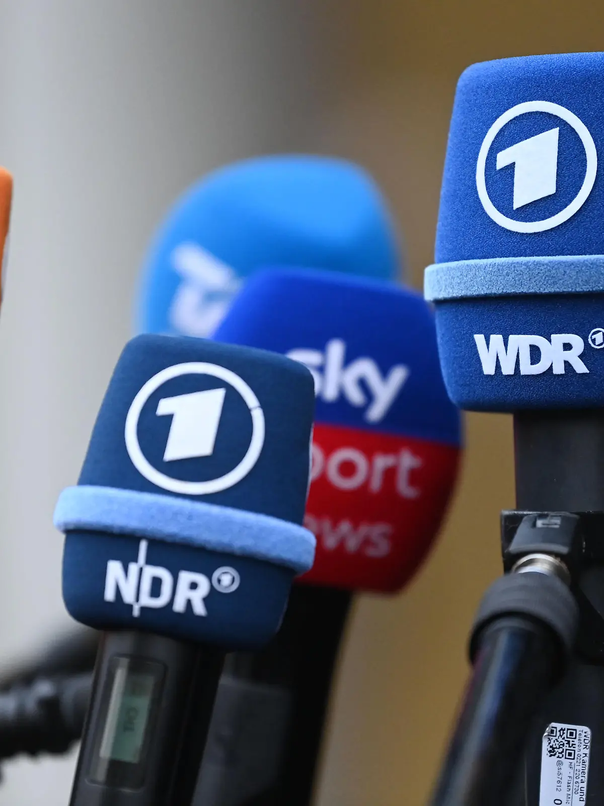 Mikrofone sind während einem Medientermin vor dem Mannschaftshotel der deutschen Handball-Nationalmannschaft zu sehen.