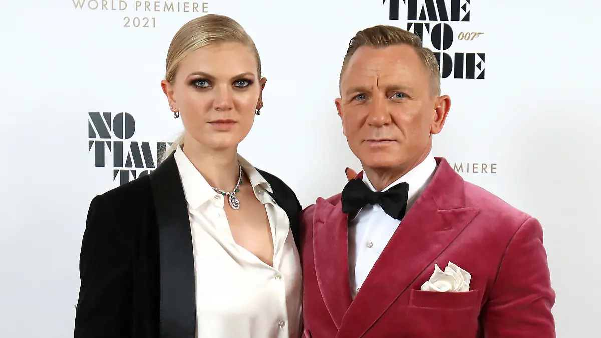LONDON, ENGLAND - SEPTEMBER 28: (R-L) Daniel Craig and Ella Loudon, wearing Brunello Cuccinelli and Faberge at the World Premiere of "NO TIME TO DIE" at the Royal Albert Hall on September 28, 2021 in London, England. (Photo by Tim P. Whitby/Getty Images for EON Productions, Metro-Goldwyn-Mayer Studios, and Universal Pictures )