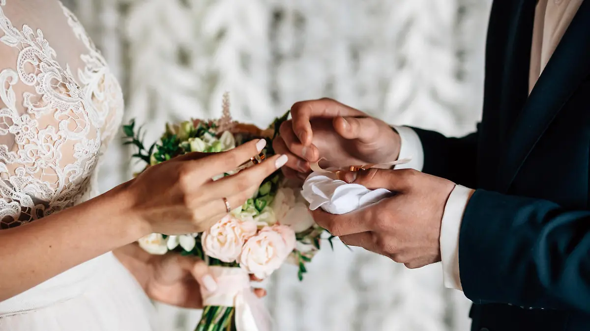 exchange of wedding rings white