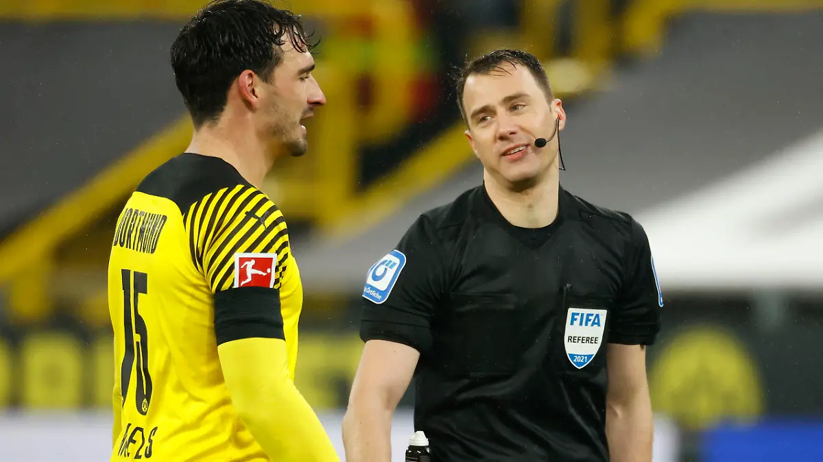 Dortmund, Deutschland, 1. Fussball Bundesliga 14.Spieltag Borussia Dortmund : FC Bayern MÃ_nchen 2-3 04. 12. 2021 im Signal-Iduna Park in Dortmund SR. Felix ZWAYER re.- hat sich eine strittige Szene am Monitor angeschaut und auf ein Handspiel im Strafraum von Mats HUMMELS (BVB li.- entschieden Foto: Norbert Schmidt, Duesseldorf