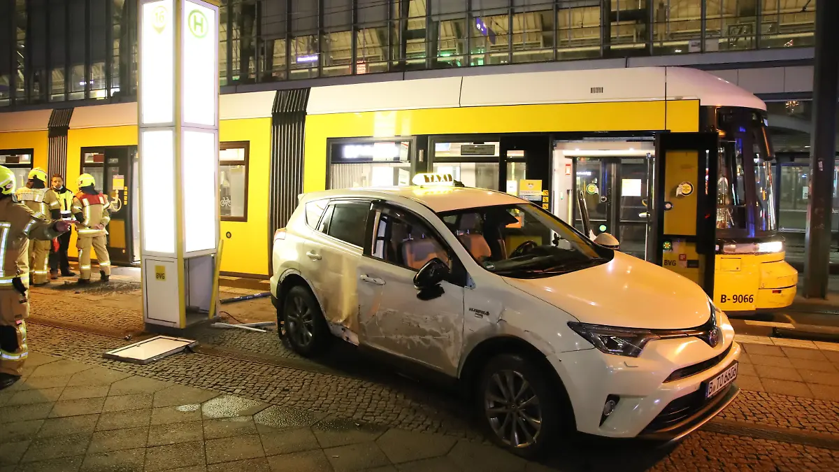 14.01.2022 Berlin-Mitte, Gontardstraße/ Alexanderplatz / Fernsehturm, gegen 21 Uhr.
Eskalierte ein Streit am Alexanderplatz ? - Tram-Fahrer rammt Taxi laut Zeugen absichtlich
Am Alexanderplatz in der Gontardstraße in Berlin-Mitte am Bahnhof Alexanderplatz ereignete sich kurz nach 21 Uhr ein unfassbarer Unfall. Nach Aussagen von Zeugen kam es zunächst zu einem Streit. Der Tramfahrer soll die tonnenschwere Tram angehalten haben, da ein Taxifahrer zu dicht am Gleis gestanden haben soll. Ein verbaler Streit mit extremen Worten entwickelte sich, dann das unglaubliche der Tramfahrer stieg in die Straßenbahn und soll das Taxi gerammt haben. Der Taxifahrer soll noch versucht haben wegzukommen was nicht gelang, er wurde samt Taxi auf die Haltestelle gedrückt. In der Straßenbahn sollen Fahrgäste gewesen sein. Nach ersten Erkenntnissen kam der Tramfahrer in ein Krankenhaus, auch der Taxifahrer wurde verletzt. Ein Fachkommissariat der Berliner Polizei und die Kriminaltechnik des LKA waren vor Ort, ob den Fall eine Mordkommission übernehmen wird kann noch nicht gesagt werden. Die Ermittlungen vor Ort dauerten mehrere Stunden, der Zug wurde auf einem Gelände der BVG für weitere Ermittlungen sichergestellt. Die Beamten werten auch diverse Filmaufnahmen aus um Erkenntnissen über diesen unglaublichen Vorfall zu bekommen.