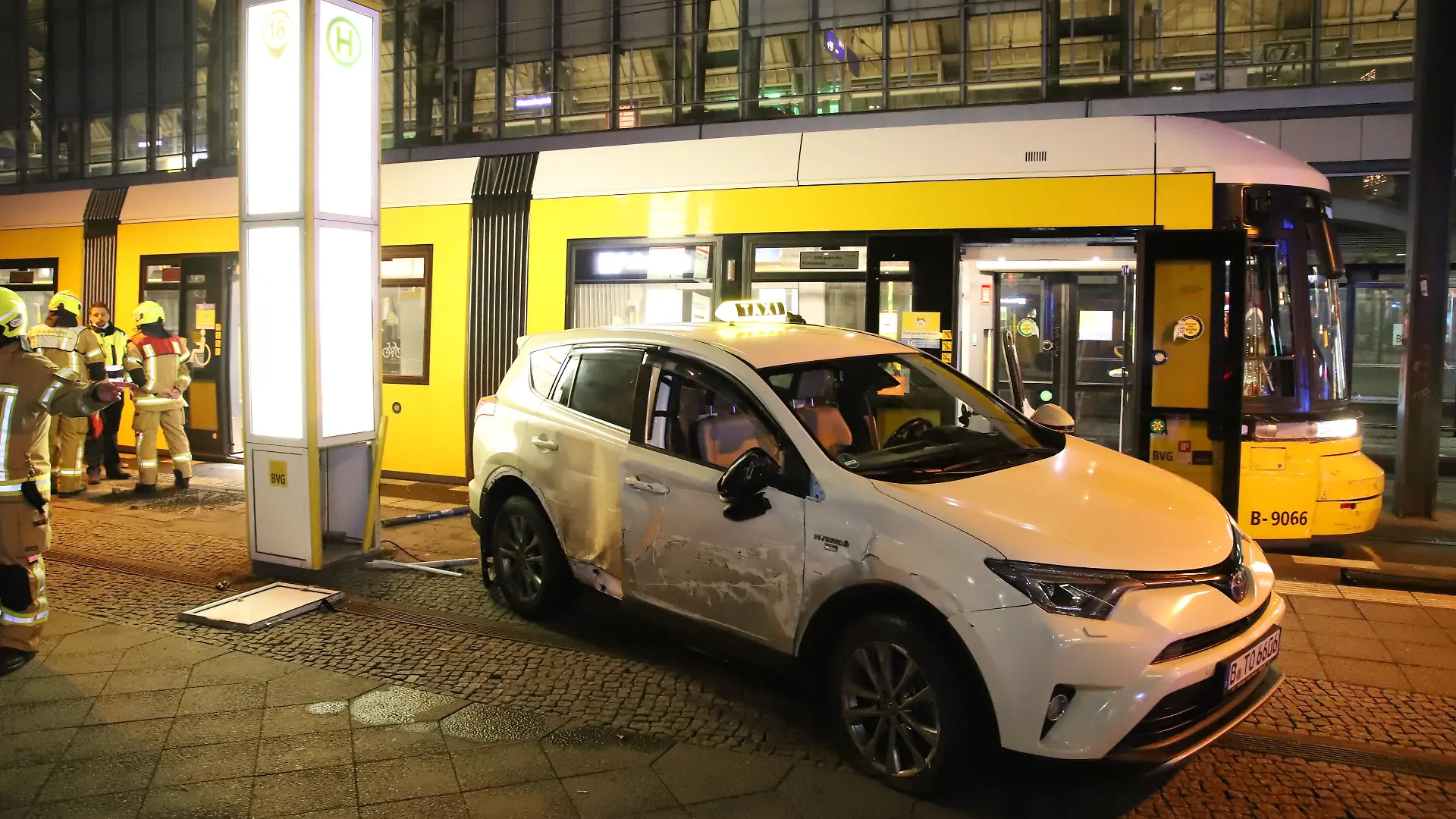 14.01.2022 Berlin-Mitte, Gontardstraße/ Alexanderplatz / Fernsehturm, gegen 21 Uhr.

Eskalierte ein Streit am Alexanderplatz ? - Tram-Fahrer rammt Taxi laut Zeugen absichtlich 

Am Alexanderplatz in der Gontardstraße in Berlin-Mitte am Bahnhof Alexanderplatz ereignete sich kurz nach 21 Uhr ein unfassbarer Unfall. Nach Aussagen von Zeugen kam es zunächst zu einem Streit. Der Tramfahrer soll die tonnenschwere Tram angehalten haben, da ein Taxifahrer zu dicht am Gleis gestanden haben soll. Ein verbaler Streit mit extremen Worten entwickelte sich, dann das unglaubliche der Tramfahrer stieg in die Straßenbahn und soll das Taxi gerammt haben. Der Taxifahrer soll noch versucht haben wegzukommen was nicht gelang, er wurde samt Taxi auf die Haltestelle gedrückt. In der Straßenbahn sollen Fahrgäste gewesen sein. Nach ersten Erkenntnissen kam der Tramfahrer in ein Krankenhaus, auch der Taxifahrer wurde verletzt. Ein Fachkommissariat der Berliner Polizei und die Kriminaltechnik des LKA waren vor Ort, ob den Fall eine Mordkommission übernehmen wird kann noch nicht gesagt werden. Die Ermittlungen vor Ort dauerten mehrere Stunden, der Zug wurde auf einem Gelände der BVG für weitere Ermittlungen sichergestellt. Die Beamten werten auch diverse Filmaufnahmen aus um Erkenntnissen über diesen unglaublichen Vorfall zu bekommen.
