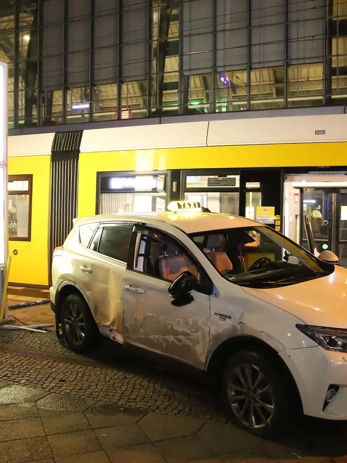 14.01.2022 Berlin-Mitte, Gontardstraße/ Alexanderplatz / Fernsehturm, gegen 21 Uhr.

Eskalierte ein Streit am Alexanderplatz ? - Tram-Fahrer rammt Taxi laut Zeugen absichtlich 

Am Alexanderplatz in der Gontardstraße in Berlin-Mitte am Bahnhof Alexanderplatz ereignete sich kurz nach 21 Uhr ein unfassbarer Unfall. Nach Aussagen von Zeugen kam es zunächst zu einem Streit. Der Tramfahrer soll die tonnenschwere Tram angehalten haben, da ein Taxifahrer zu dicht am Gleis gestanden haben soll. Ein verbaler Streit mit extremen Worten entwickelte sich, dann das unglaubliche der Tramfahrer stieg in die Straßenbahn und soll das Taxi gerammt haben. Der Taxifahrer soll noch versucht haben wegzukommen was nicht gelang, er wurde samt Taxi auf die Haltestelle gedrückt. In der Straßenbahn sollen Fahrgäste gewesen sein. Nach ersten Erkenntnissen kam der Tramfahrer in ein Krankenhaus, auch der Taxifahrer wurde verletzt. Ein Fachkommissariat der Berliner Polizei und die Kriminaltechnik des LKA waren vor Ort, ob den Fall eine Mordkommission übernehmen wird kann noch nicht gesagt werden. Die Ermittlungen vor Ort dauerten mehrere Stunden, der Zug wurde auf einem Gelände der BVG für weitere Ermittlungen sichergestellt. Die Beamten werten auch diverse Filmaufnahmen aus um Erkenntnissen über diesen unglaublichen Vorfall zu bekommen.
