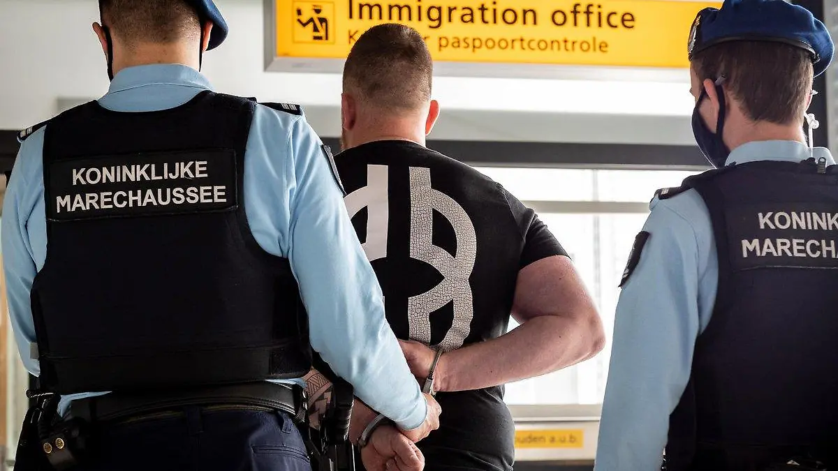 Deutscher im Flieger am Flughafen Schiphol (Amsterdam) festgenommen