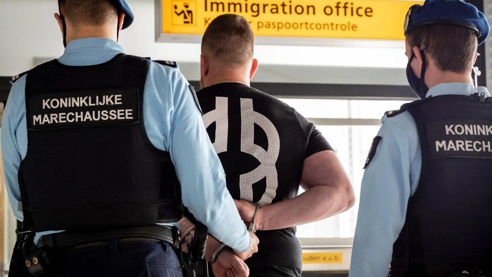Deutscher im Flieger am Flughafen Schiphol (Amsterdam) festgenommen