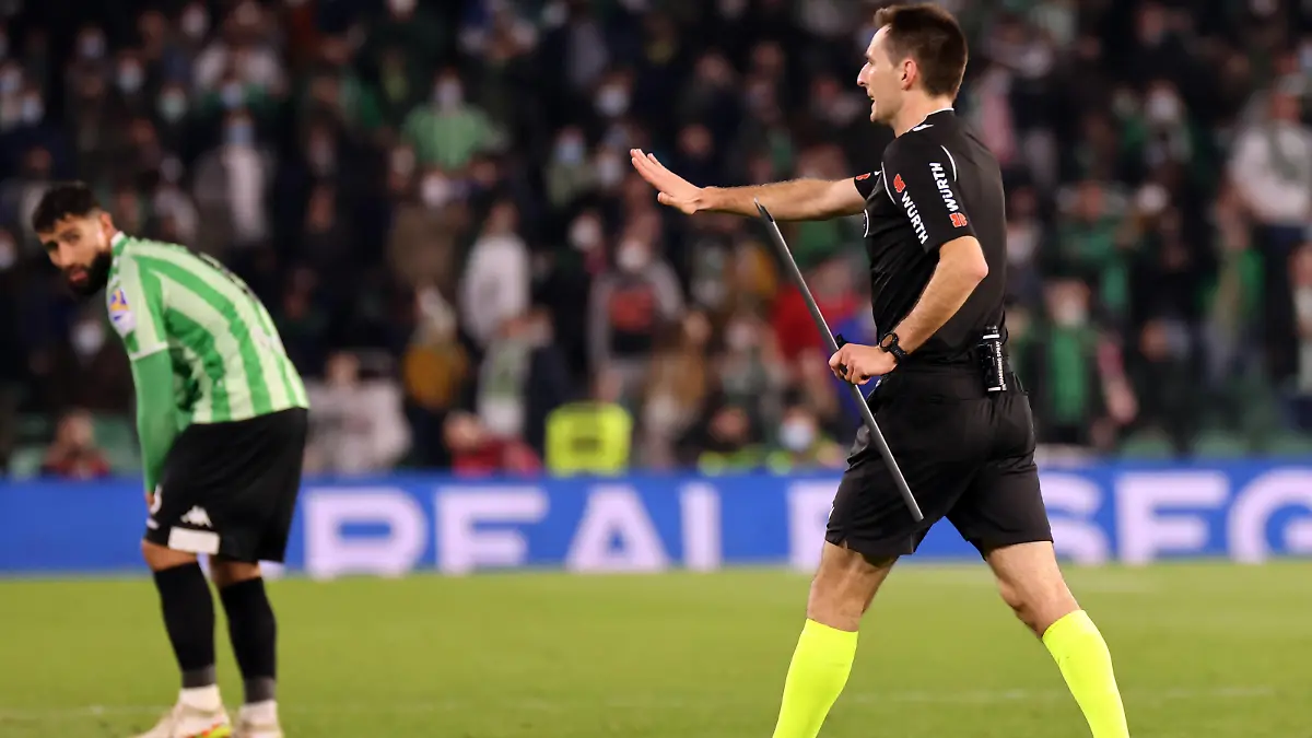  January 15, 2022, Seville, Seville, Spain: De Burgos Bengoechea walks towards the benches with the stick that hit the player Joan Jordan of Sevilla CF during the Copa del Rey match between Real Betis and Sevilla CF at Benito Villamarin in Seville, Spain, on January 15, 2022. Seville Spain - ZUMAd159 20220115_zia_d159_047 Copyright: xJosexLuisxContrerasx