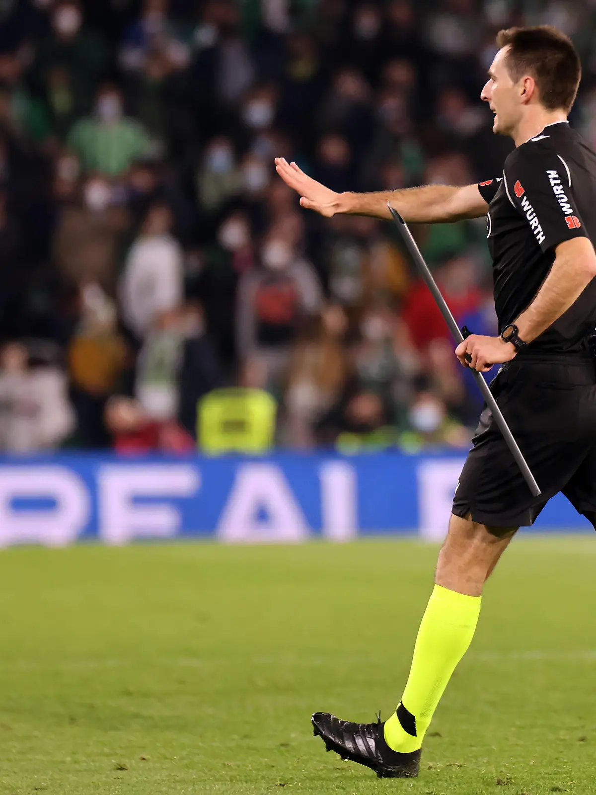  January 15, 2022, Seville, Seville, Spain: De Burgos Bengoechea walks towards the benches with the stick that hit the player Joan Jordan of Sevilla CF during the Copa del Rey match between Real Betis and Sevilla CF at Benito Villamarin in Seville, Spain, on January 15, 2022. Seville Spain - ZUMAd159 20220115_zia_d159_047 Copyright: xJosexLuisxContrerasx