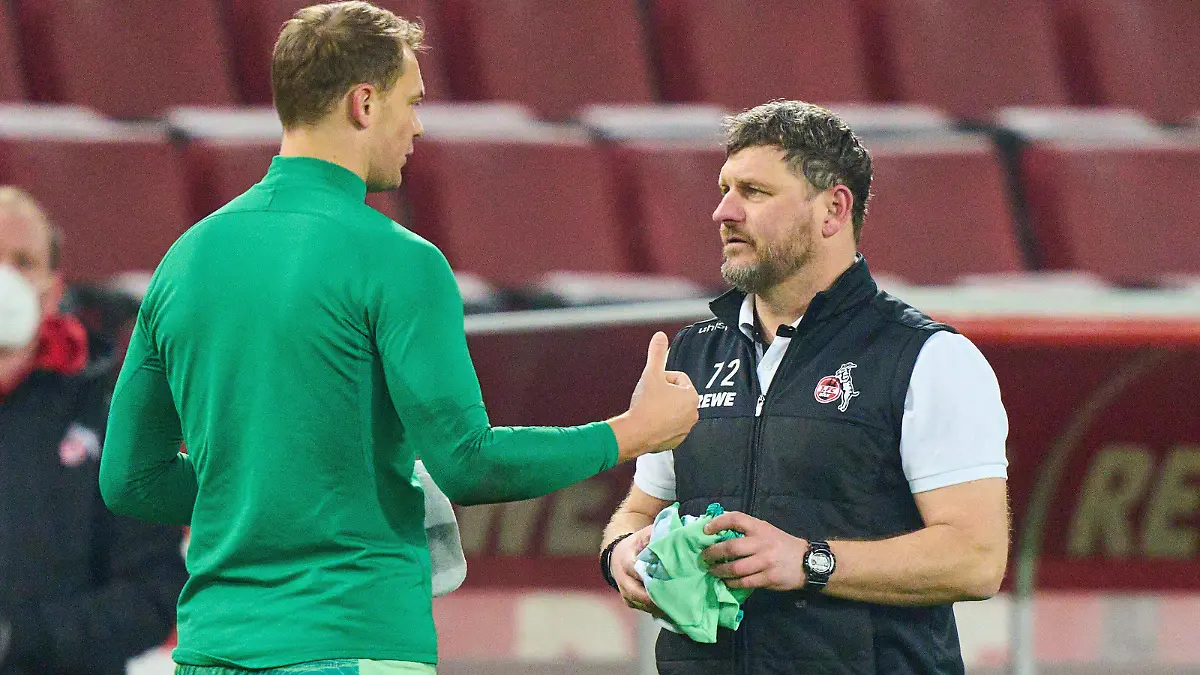  Manuel NEUER, goalkeeper FCB 1 change jersey and cap with Steffen Baumgart, 1.FCK Trainer in the match 1.FC KÖLN - FC BAYERN MÜNCHEN 1.German Football League on Jan 15, 2022 in Cologne, Germany Season 2021/2022, matchday 19, 1.Bundesliga, 19.Spieltag, Peter Schatz / Alamy Live News - DFL REGULATIONS PROHIBIT ANY USE OF PHOTOGRAPHS as IMAGE SEQUENCES and/or QUASI-VIDEO -