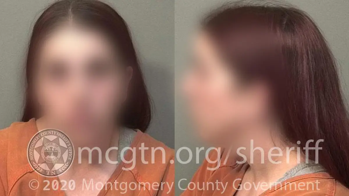 Mugshot einer Frau in einem orangenen Häftlingsanzug