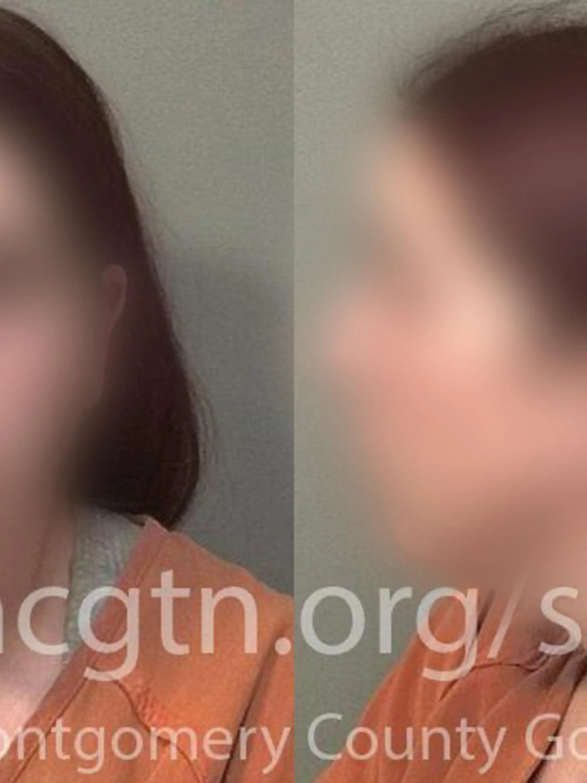 Mugshot einer Frau in einem orangenen Häftlingsanzug