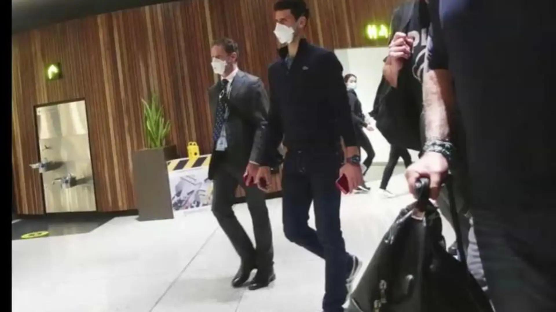 Djokovic auf dem Weg zum Flieger