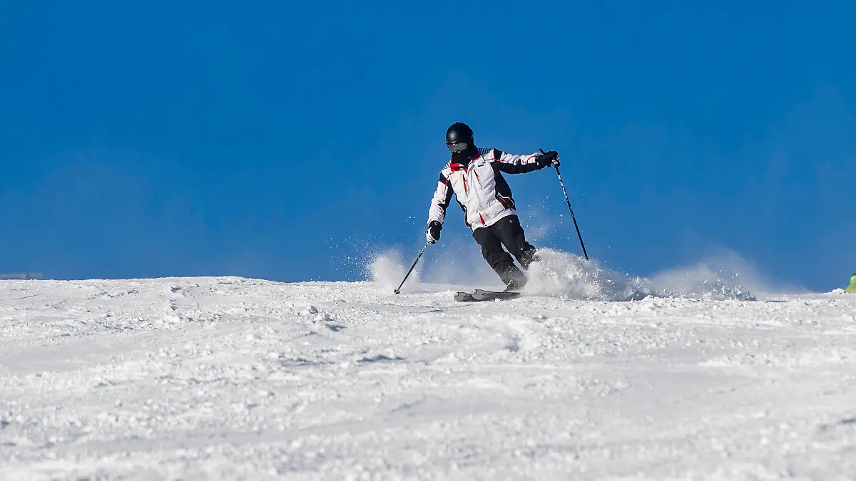 Tschechien, Skigebiet Mala Upa in Riesengebirge  Skiers, snowboaders enjoy beautiful weather in ski areal Mala Upa, Giant Mountains Krkonose, Czech Republic, January 6, 2022. CTKxPhoto/DavidxTanecek CTKPhotoP2022010605500 PUBLICATIONxNOTxINxCZExSVK TAD 008