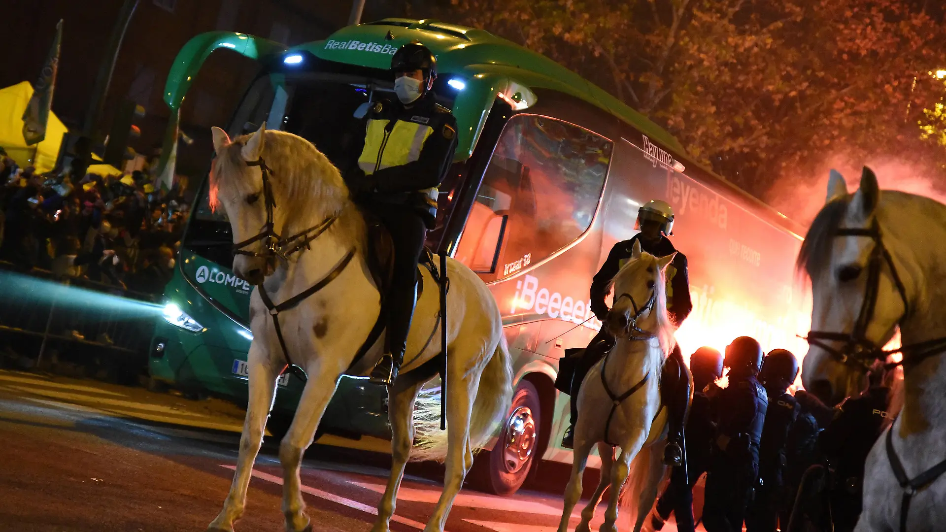 15th january 2022 Estadio Benito Villamarin, Seville, Spain Men& x2019s Copa del Rey, Real Betis Balompie versus Sevilla Club de Futbol Betis bus arrives met by its fans PUBLICATIONxNOTxINxUK ActionPlus12356872 AgenciaLOF 
