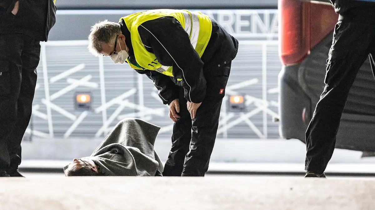 ein Busfahrer vom FCA ist von einem Security mit Kopfstoss bei einem Streit niedergeschlagen worden GER, FC Augsburg vs. Eintracht Frankfurt, 1.Bundesliga Fussball, 19. Spieltag, Saison 2021/2022, 16.01.2022 DFB/DFL REGULATIONS PROHIBIT ANY USE OF PHOTOGRAPHS AS IMAGE SEQUENCES AND/OR QUASI-VIDEO FC Augsburg vs. Eintarcht Frankfurt, Fussball, 1.Bundesliga, 19.Spieltag Augsburg *** a bus driver of FCA has been knocked down by a security with headbutt during a quarrel GER, FC Augsburg vs Eintracht Frankfurt, 1 Bundesliga Football, 19 Matchday, Season 2021 2022, 16 01 2022 DFB DFL REGULATIONS PROHIBIT ANY USE OF PHOTOGRAPHS AS IMAGE SEQUENCES AND OR QUASI VIDEO FC Augsburg vs Eintarcht Frankfurt, Football, 1 Bundesliga, 19 Matchday Augsburg Copyright: xEibner-Pressefoto/RogerxBuerkex EP_EER
