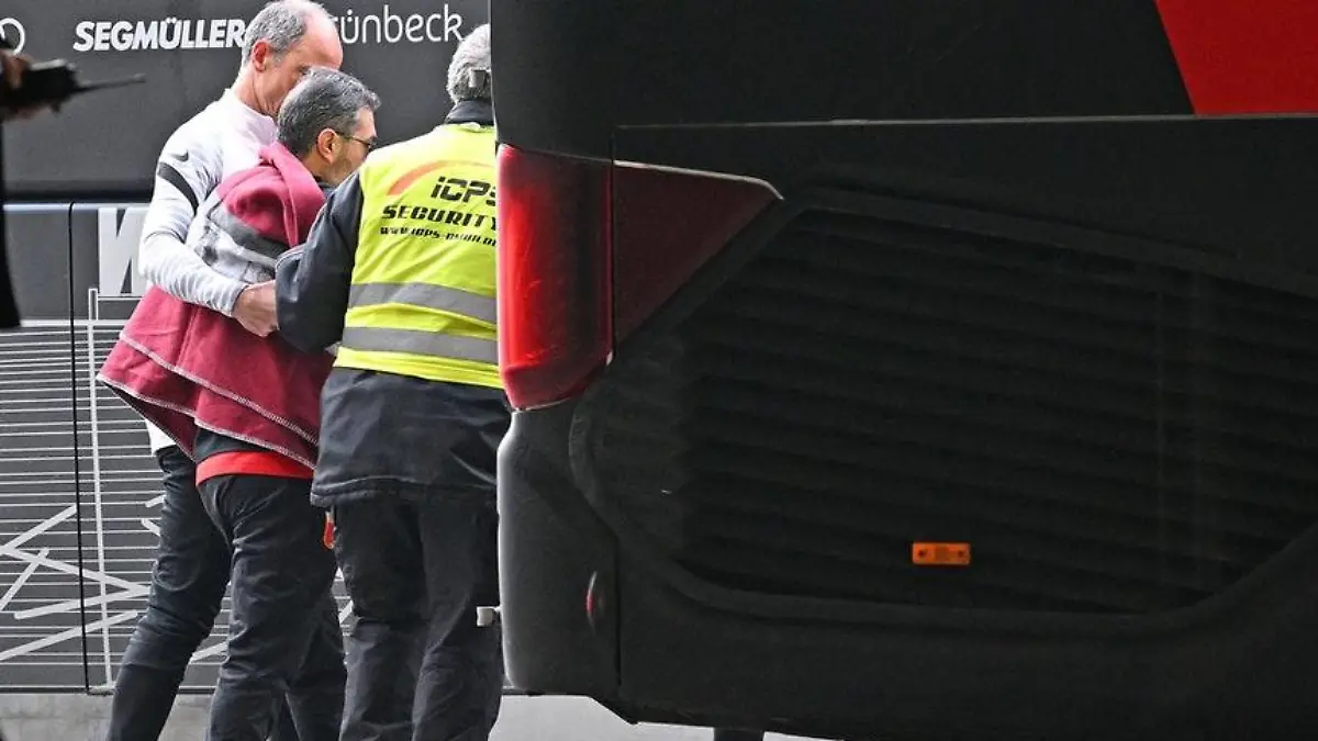 Hier behandelt der Augsbuger Mannschaftsarzt den Busfahrer.